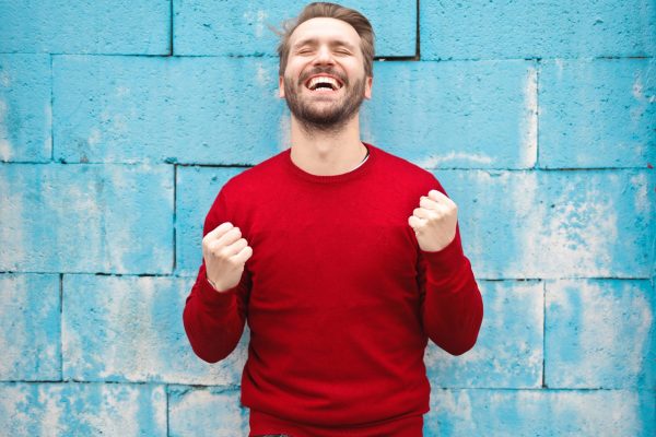 un homme pliant les bras avec un sentiment de réussite