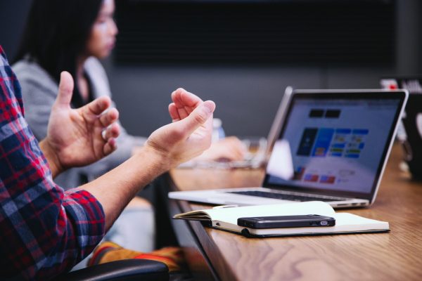 Personne en train de discuter, d'apporter une idée sur un projet