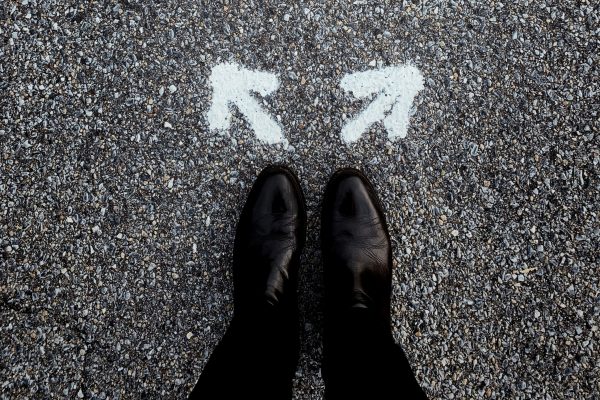 Vue sur les pieds d'une personne, hésitant sur la direction à prendre