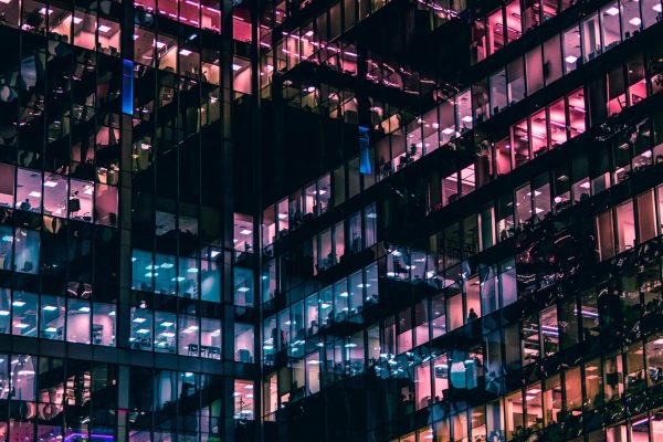 vue en reflet sur des vitres de building