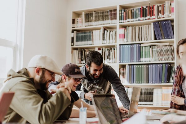 Un groupe de collègues heureux en train de regarder un ordinateur