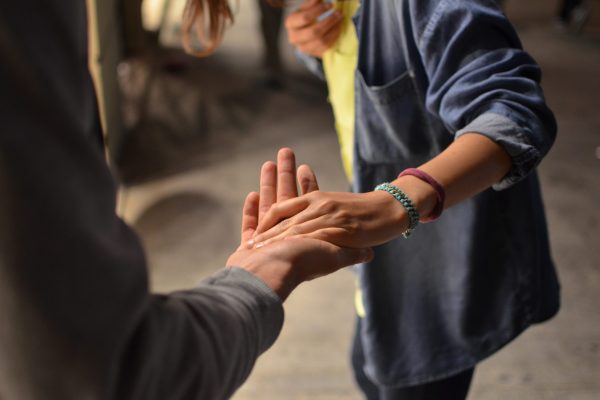 Deux personnes qui se tiennent dans la main pour s'encourager